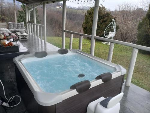 una vasca idromassaggio su una terrazza con vista sul giardino di Vila Obradovic ad Arilje