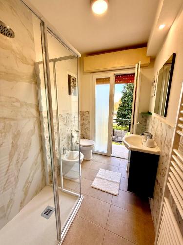 a bathroom with a shower and a toilet and a sink at B&B Il GLICINE - Uso Cucina e Parcheggio Privato in Sassuolo
