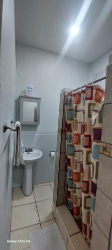 un baño con inodoro y lavabo en Scott Bushe City Studio, Wi-Fi, coffee, views, en Puerto España