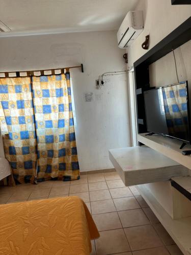 Телевизор и/или развлекательный центр в Bungalows villas belen