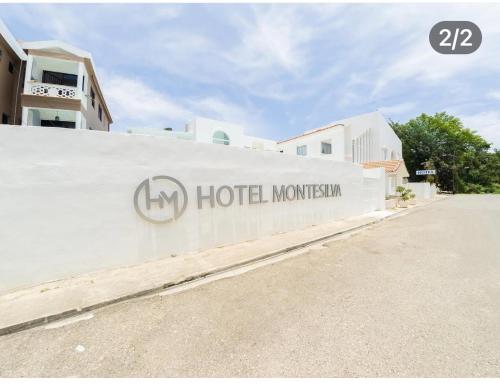 Chứng chỉ, giải thưởng, bảng hiệu hoặc các tài liệu khác trưng bày tại Hotel Montesilva