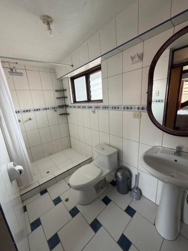 um banheiro com vaso sanitário e pia em Apartment in the center of Cusco em Cusco