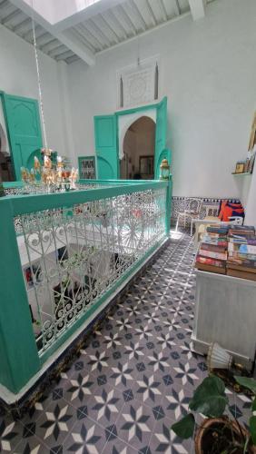 um quarto com um corrimão verde e piso de azulejos em Riad Nostalgie of Tetouan em Tetouan