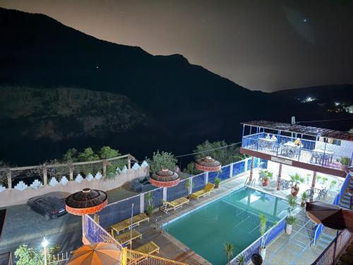 Piscina de la sau aproape de Auberge Les Montagnes du Paradis Your Hidden Retreat in Paradise Valley