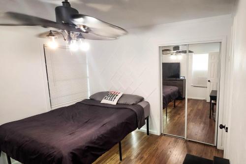 Postel nebo postele na pokoji v ubytování The Cornerstone Spacious Home Easy Access