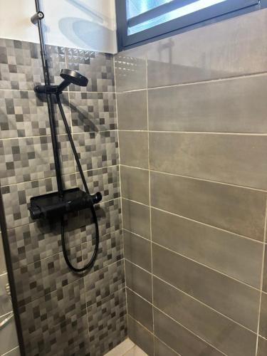 Et badeværelse på T2 moderne a 300 m hopital cayenne