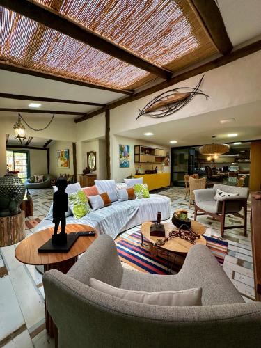 a large living room with couches and tables in it at Refúgio Serra das Águas in Araras Petropolis