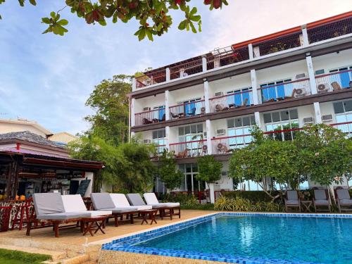 un hotel con piscina di fronte a un edificio di Doublegem Beach Resort and Hotel a El Nido