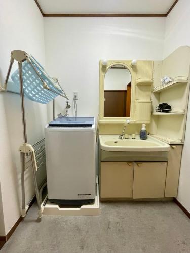 AiES Kita-Senju, 8-minute walk from Kita-Senju Station, direct access to Tokyo Skytree, Asakusa, Akihabara, Ueno, Tokyo Ginza, Roppongi, Shibuya, maximum occupancy 13 people, 100 sq m unit with 5 bedrooms and 9 beds