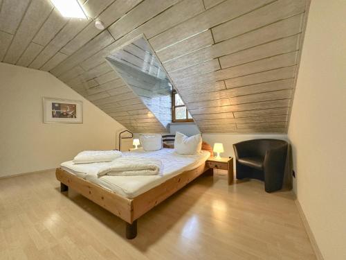 een slaapkamer met een bed met een houten plafond bij Riedenburg I in Riedenburg