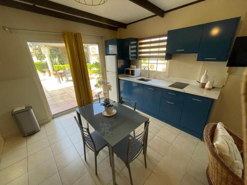 Kuchyň nebo kuchyňský kout v ubytování Garden Studio in Santa Cruz - Bohemian Style with pool