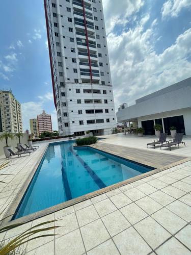 een groot gebouw met een zwembad voor een gebouw bij Apollos Garden in Belém