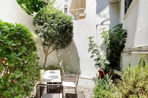 Apartment with Leafy Backyard Steps from the Acropolis