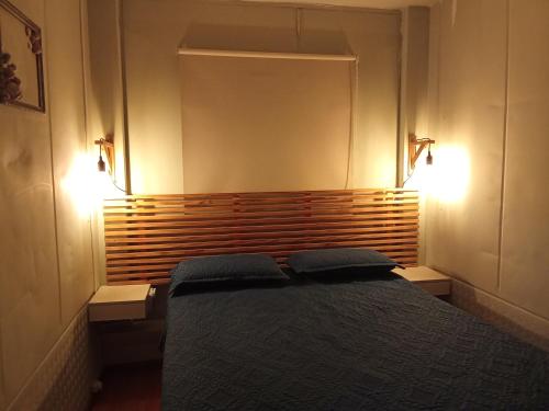 Tu lugar de relax a 2 cuadras de la playa Se reserva con seña في غوازوفيرا: غرفة نوم بها سرير ووسادتين عليه