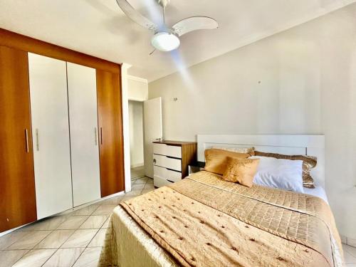 Giường trong phòng chung tại Apartamento Pitangueiras 3 dorm Churrasqueira Gourmet