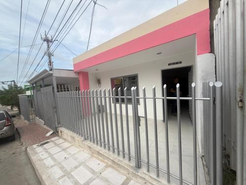 a building with a fence in front of it at Apartamento moderno central in Estación El Salto
