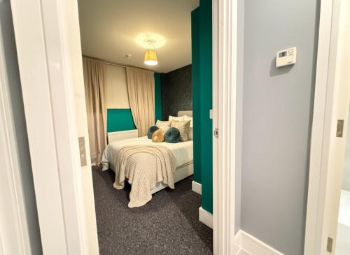 Postel nebo postele na pokoji v ubytování Bright 1-Bedroom Apartment Milton Keynes