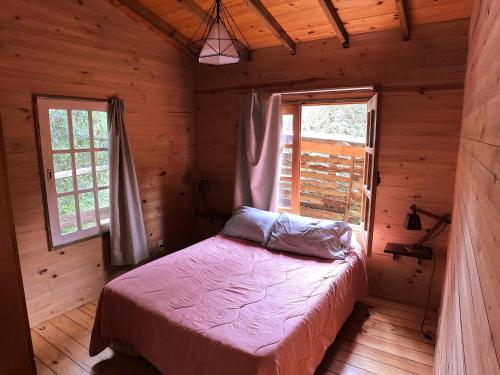 Giường trong phòng chung tại cabaña del monte