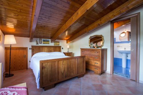 ein Schlafzimmer mit einem großen Bett und einem Waschbecken in der Unterkunft B&B Fasolino in Castellabate