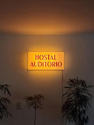 un panneau indiquant « audiologie de l'hôpital » sur un mur dans l'établissement Hostal Auditorio, à Mexico