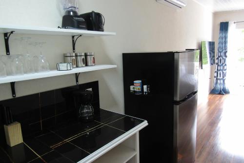201 Batts Rock Beach Condos में रसोई है
