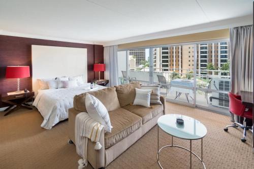 En eller flere senge i et værelse på Marbella Lane - Executive Suite Steps to Beach