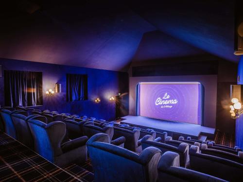 Khu vực ghế ngồi tại Abbaye Des Vaux De Cernay