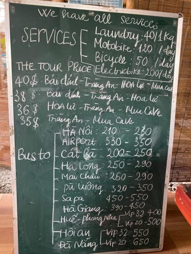 een krijtbord met een lijst van diensten erop bij Viet Anh Homestay in Ninh Binh