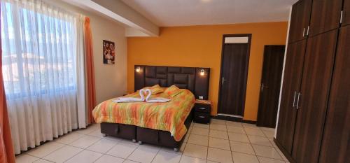 een slaapkamer met een bed en een badjas. bij Chalet Tunari in Quillacollo