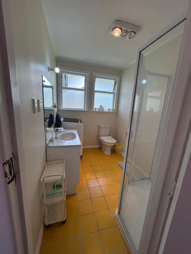 Et badeværelse på Entire chalet near CBD