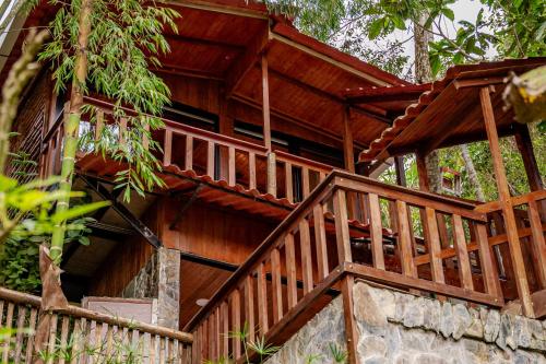 DosquebradasにあるMantoverdeの階段を前に建つ木造家屋