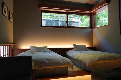 Postel nebo postele na pokoji v ubytování 岸之坊 Kishinobo Temple inn