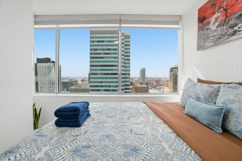 Postel nebo postele na pokoji v ubytování Luxury 1Beds and 2Beds in Downtown Edmonton close to Rogers