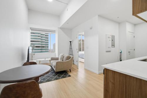 Posezení v ubytování Luxury 1Beds and 2Beds in Downtown Edmonton close to Rogers