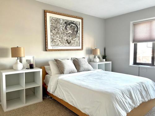 En eller flere senge i et værelse på Beautiful bright cozy condo!