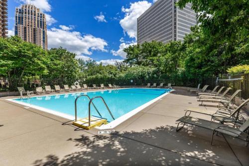 Swimmingpoolen hos eller tæt på Beautiful bright cozy condo!