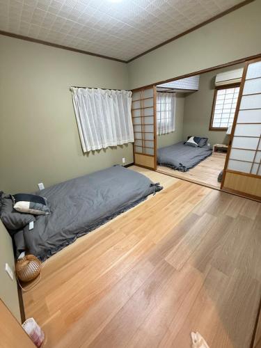 een slaapkamer met twee bedden en een spiegel bij star in Osaka