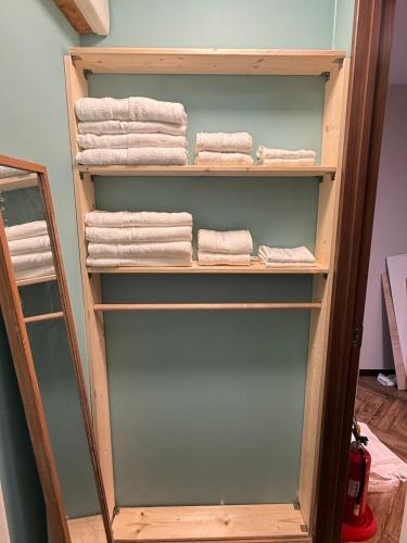 een handdoekenrek met handdoeken in een kast bij star in Osaka