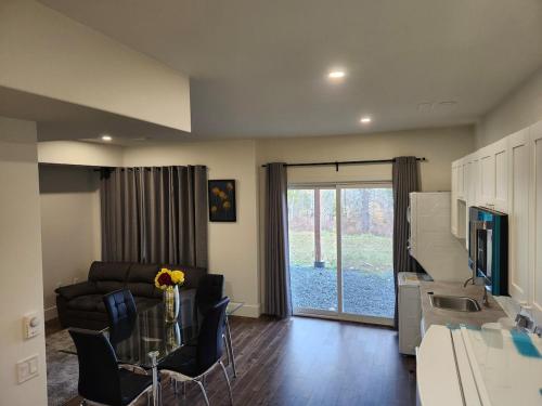 Lakeview Breaktrail Stays في Crosby Island: غرفة معيشة مع طاولة زجاجية وأريكة