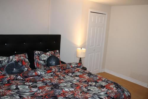 1 dormitorio con cama, lámpara y puerta en Perfect location brand new basement 3 and half appartment, en Laval