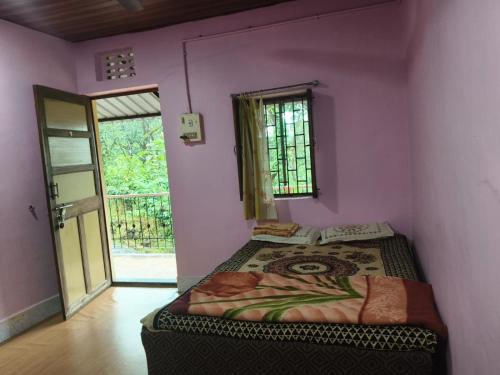 En eller flere senge i et værelse på Vishranti Homestay, Ladghar