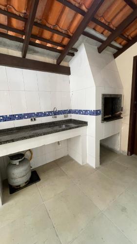 ein Badezimmer mit Waschbecken und Toilette in einem Zimmer in der Unterkunft Casa de Praia - 4 quartos Centro in Bombinhas