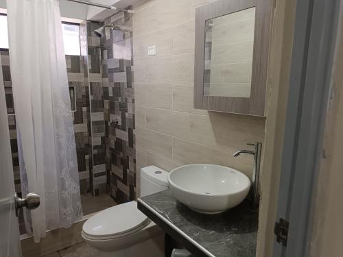 ein Badezimmer mit Waschbecken und Toilette in der Unterkunft DEPPIu in Piura
