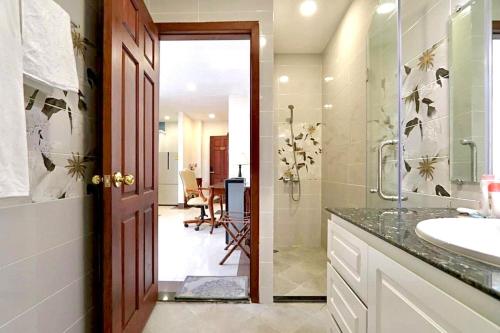 Et badeværelse på Services apartment at BKK1