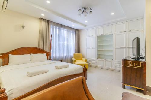 En eller flere senge i et værelse på Services apartment at BKK1