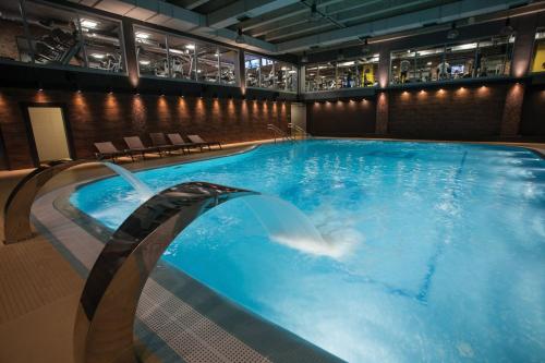 una gran piscina cubierta en un edificio en Old Town Apartments - free parking Przemysłowa str, en Cracovia