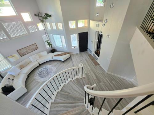 uma sala de estar com uma escada em espiral numa casa em Modern Residence with Mountain Views em Escondido