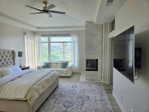 um quarto com uma cama e um ventilador de teto em Modern Residence with Mountain Views em Escondido