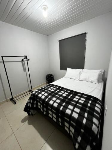 En eller flere senge i et værelse på Recanto Lucena - Casa inteira