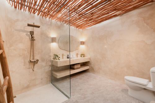 un bagno con doccia in vetro e WC di Dawn Villa Canggu a Canggu